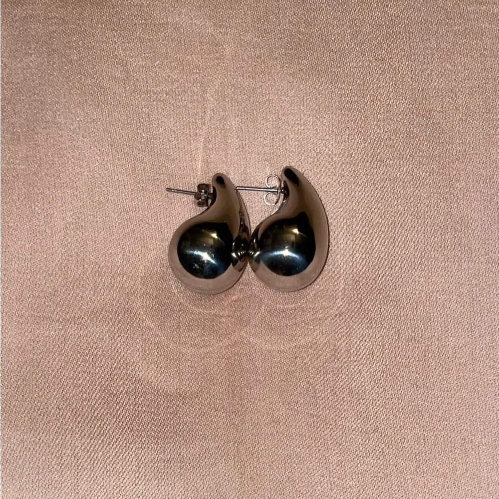 Chic Silver Teardrop Stud Earrings | 18K Gold-Plated